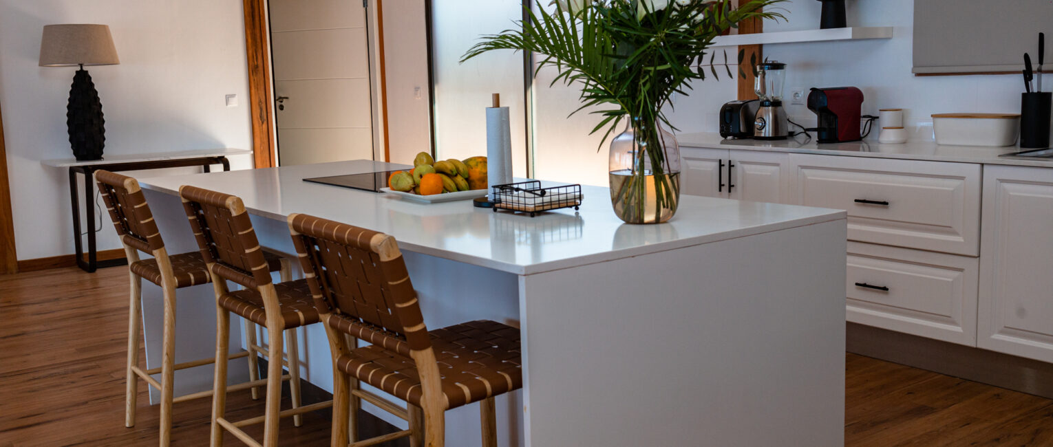 Aloha 08 -A fully equipped kitchen featuring state-of-the-art appliances.